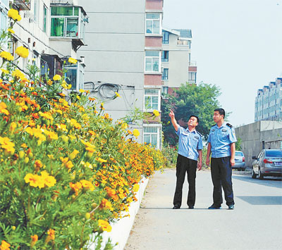 56岁的孙建设,1995年从部队转业就到社区当民警,一干就是18年,小小的