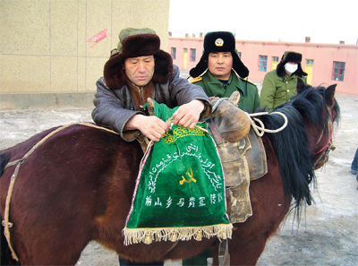 如今"马背服务队"已经成为新疆伊吾县前山乡为民服务工作的一张名片.