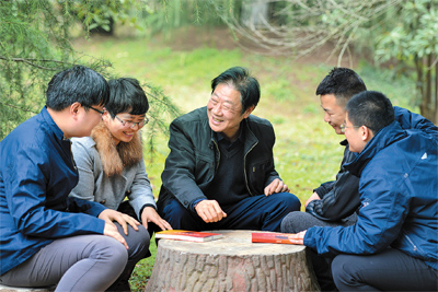 图为离退休老干部为府河镇大学生村官传授基层工作本领.徐德鹏 摄